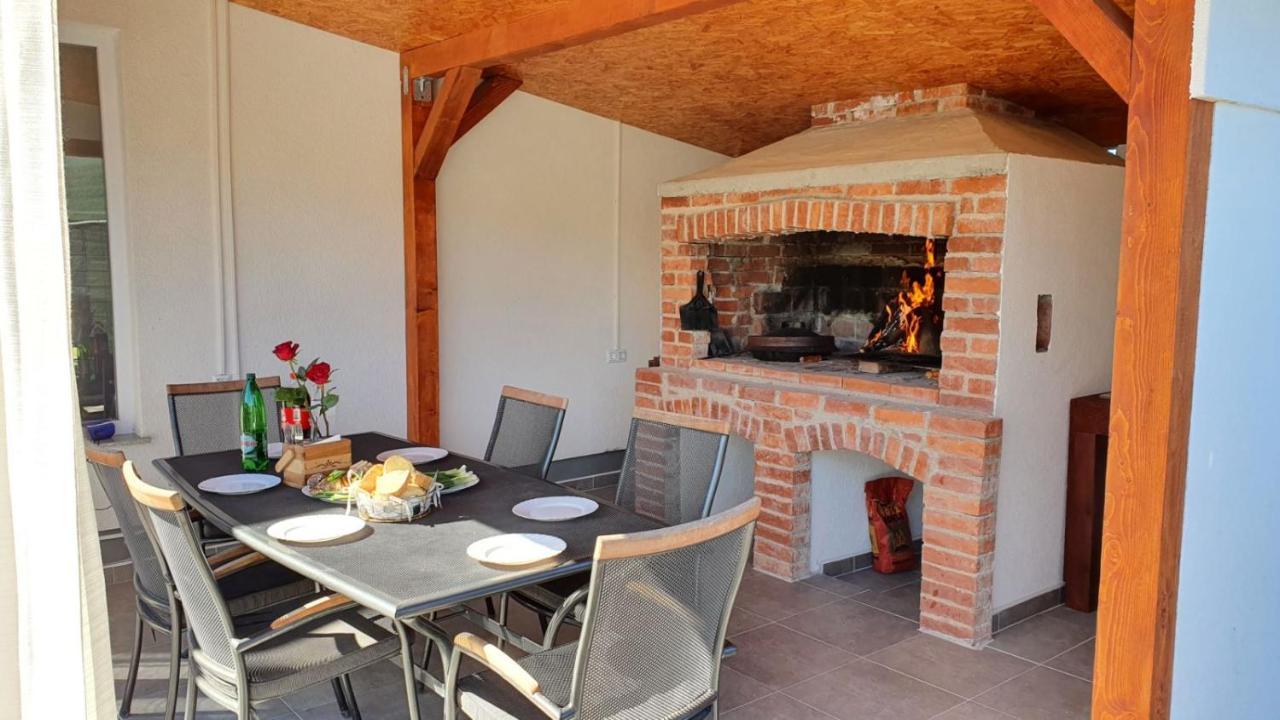 Holiday Home Emma Bihać エクステリア 写真